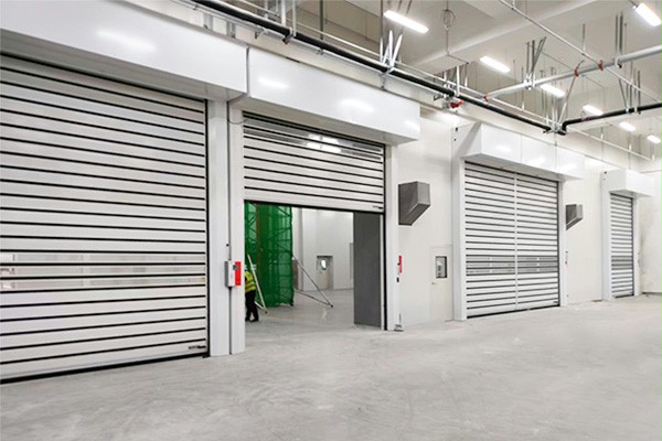 助力國(guó)產(chǎn)半導(dǎo)體行業(yè)！北方華創(chuàng)潔凈車(chē)間用西朗門(mén)業(yè)硬質(zhì)快速門(mén)